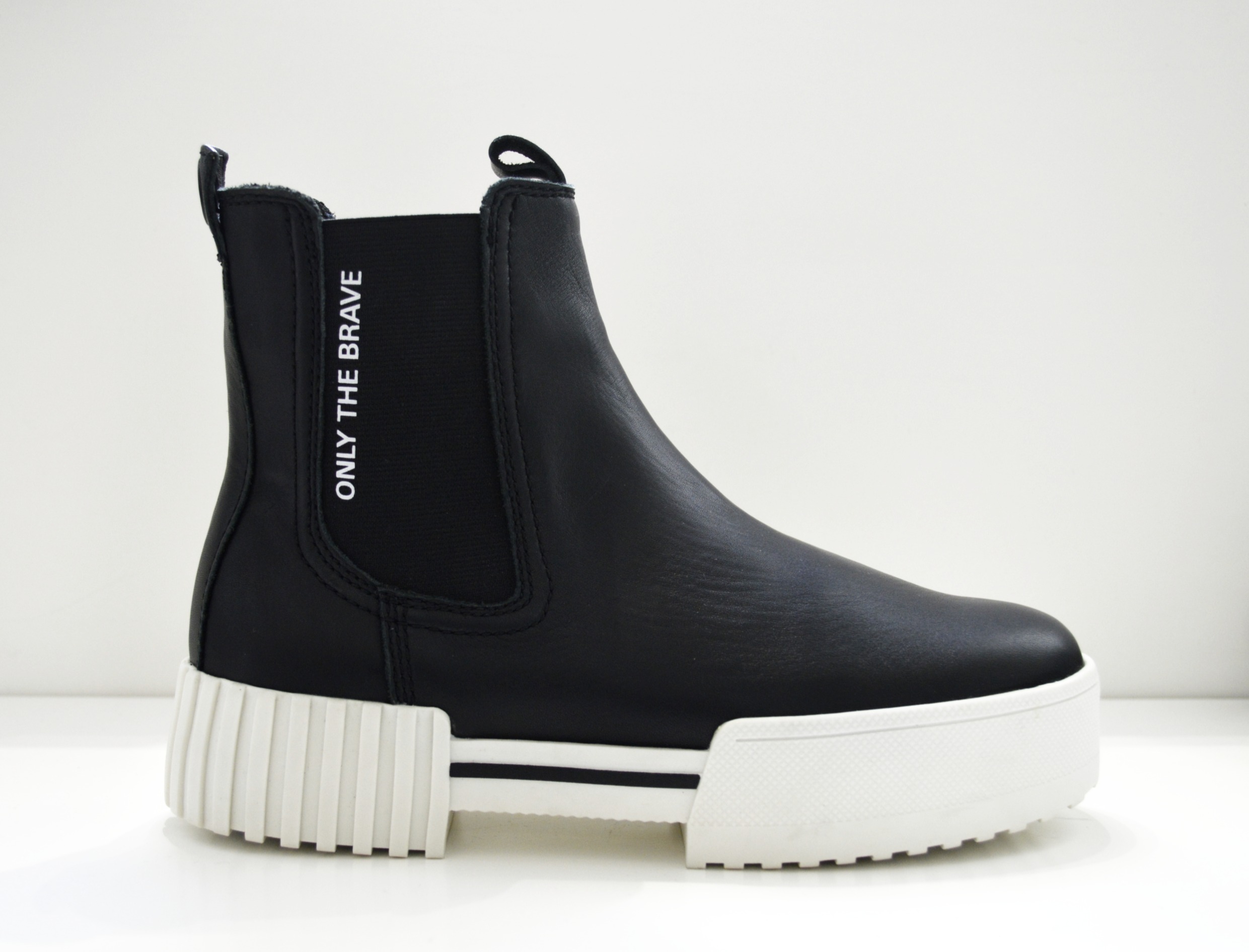 https://bo.fuzao.com.pt/FileUploads/produtos/senhora/calcados/botas-e-botins/raso/fuzao_diesel_bota_dy02048_preto_01.jpg