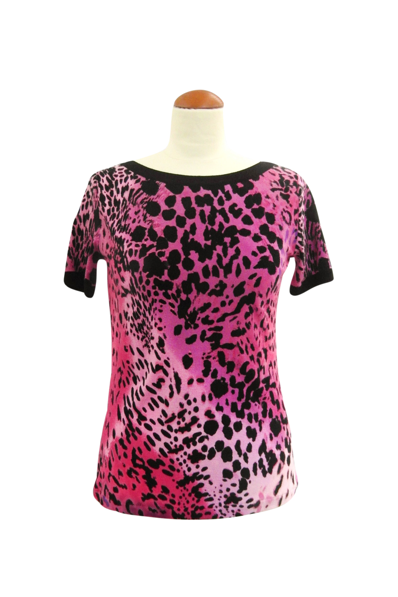https://bo.fuzao.com.pt/FileUploads/produtos/senhora/vestuario/blusas/fuzao_blue-marine_t-shirt-animal-print-rosa-e-preto_000402s_01.jpg