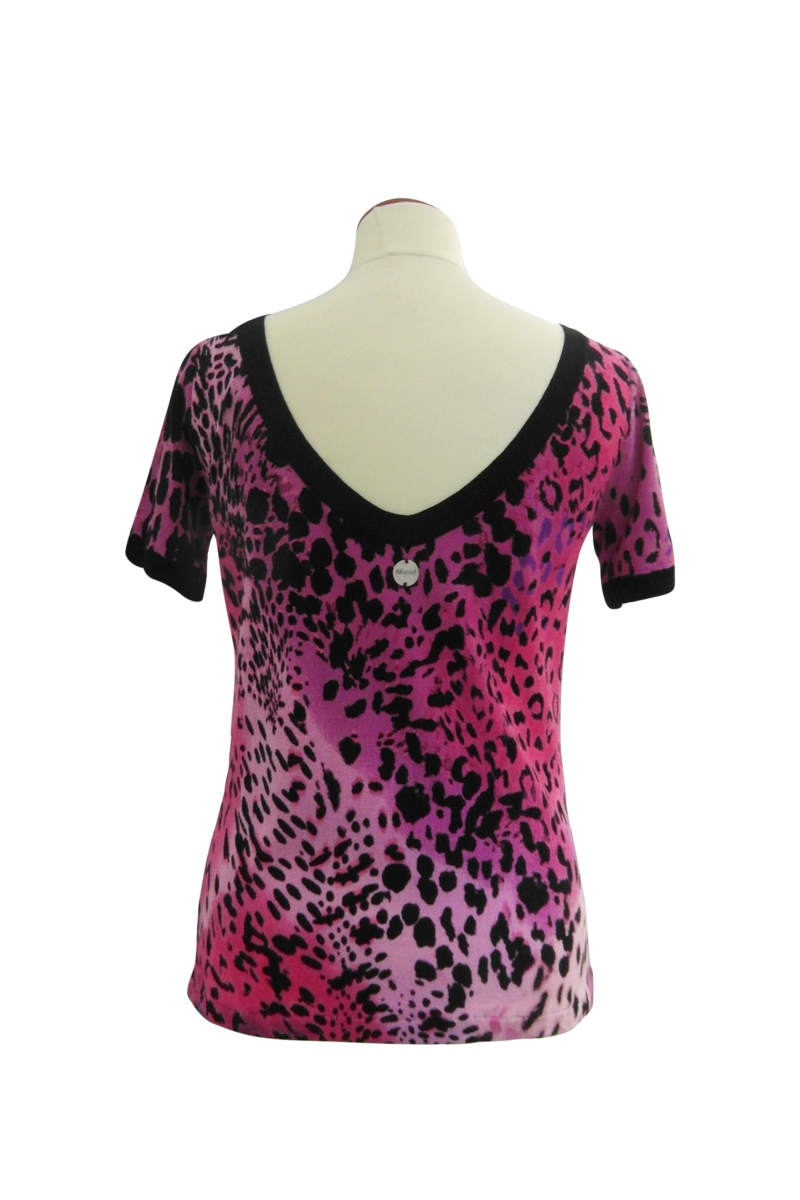 https://bo.fuzao.com.pt/FileUploads/produtos/senhora/vestuario/blusas/fuzao_blue-marine_t-shirt-animal-print-rosa-e-preto_000402s_02.jpg