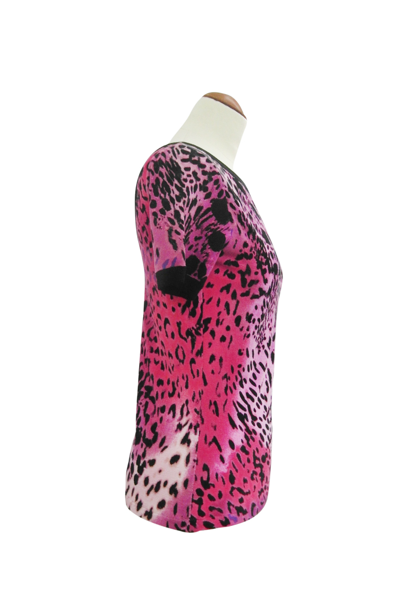 https://bo.fuzao.com.pt/FileUploads/produtos/senhora/vestuario/blusas/fuzao_blue-marine_t-shirt-animal-print-rosa-e-preto_000402s_03.jpg
