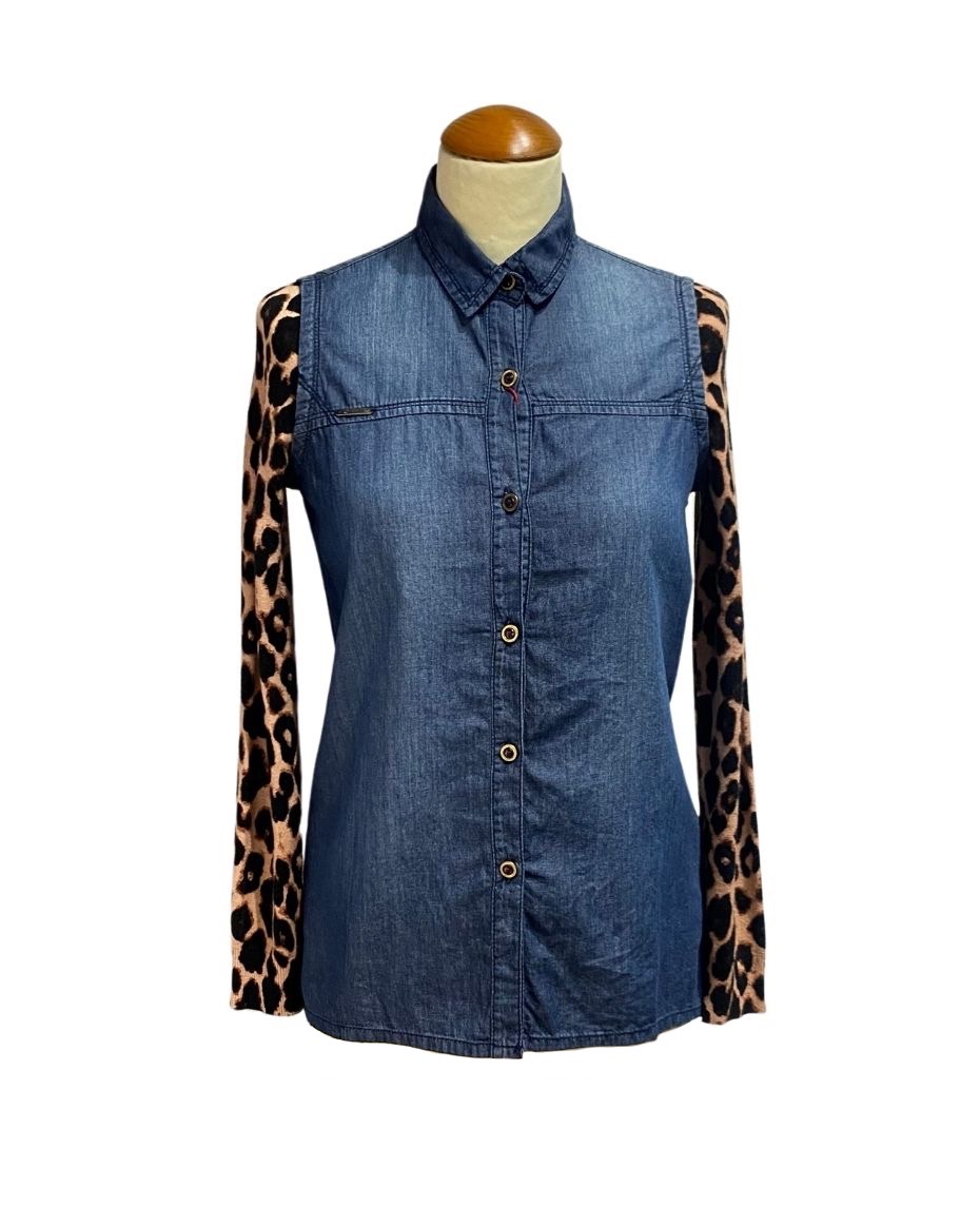 https://bo.fuzao.com.pt/FileUploads/produtos/senhora/vestuario/casacos/fuzao_c117_blusagangaanimalprint_c0z165f_gage.JPG