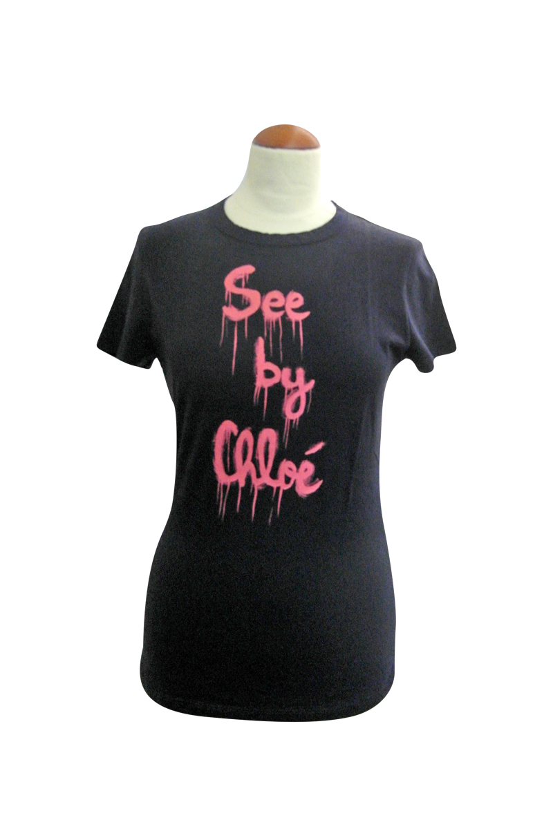 https://bo.fuzao.com.pt/FileUploads/produtos/senhora/vestuario/tshirts/fuzao_see-by-chloe_t-shirt-preta-letras-rosa_a030s01.jpg